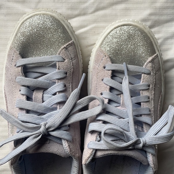 Youth size 4.6 (women’s 6)  puma sneakers with glitter toes and lavender suede - Picture 4 of 4